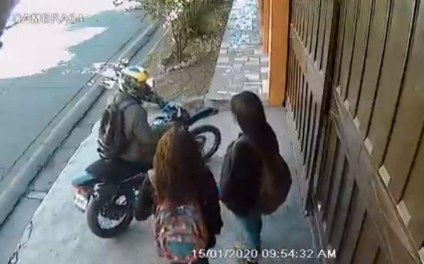 VIDEO: Jóvenes son asaltadas por motociclista en Tegucigalpa