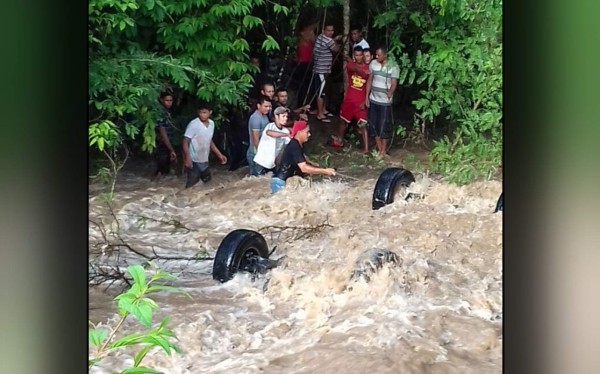 Mueren tres personas, entre ellas dos policías, al ser arrastrados por corriente en Yoro