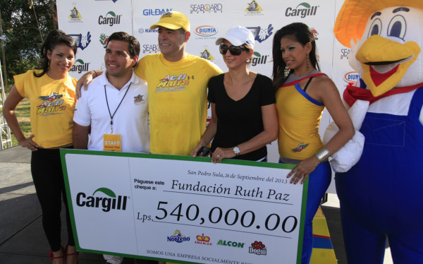Andrés Egas nadó 10 horas para ayudar al Ruth Paz
