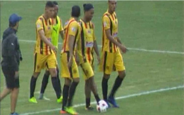 VIDEO: El divertido caño de Ronaldinho a Cardozo que casi nadie vio