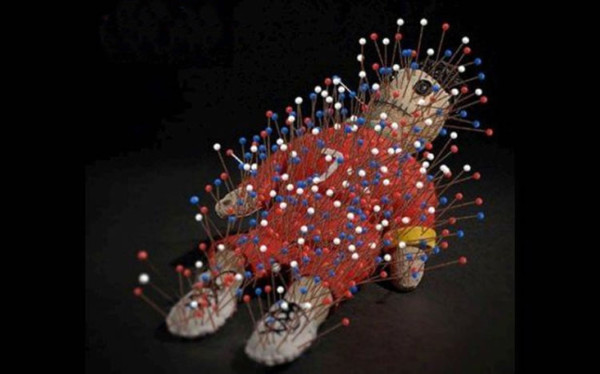 Polémica por un anuncio publicitario que ponía a Cristiano en la vía de un tren