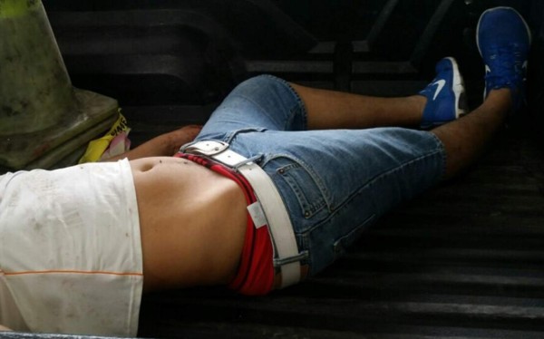 Vendedores enardecidos linchan a hombre que apuñaló a su mujer en San Pedro Sula