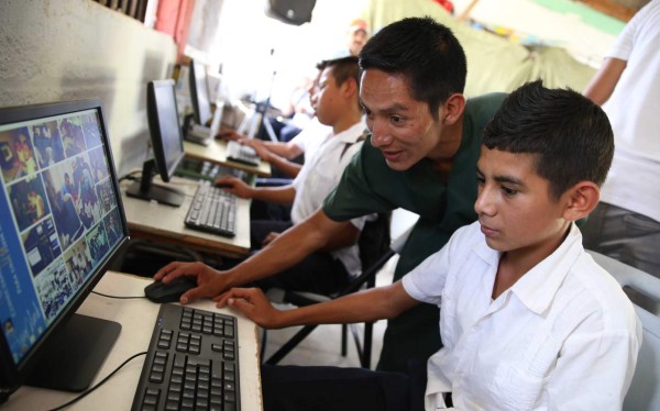 Instalan internet en escuela de la Montaña de la Flor