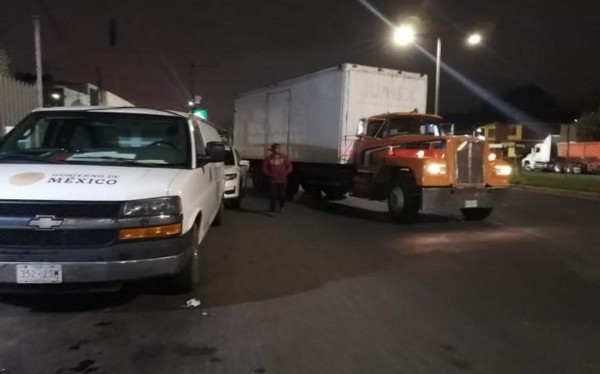 Rescatan a 30 migrantes hondureños que viajaban hacinados en camiones en México