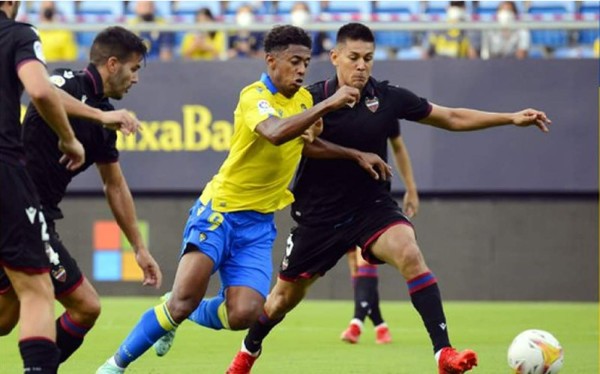 El Cádiz del 'Choco' Lozano rescata un empate ante Levante en el último suspiro