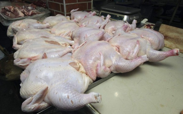 Bloqueo comercial evita venta de más de L50 millones de pollo a Guatemala