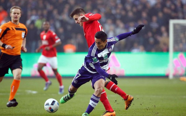 El Anderlecht de Andy Nájar rescata empate ante el Standard de Víctor Valdés