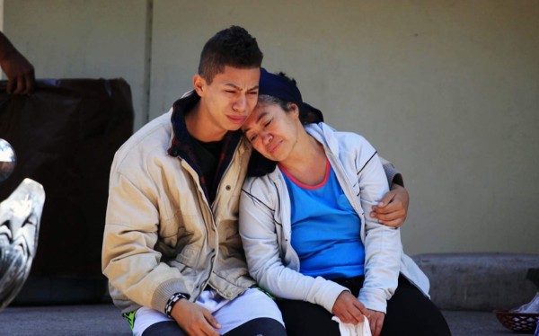 Familiares de estudiante herida en enfrentamiento imploran un milagro que le salve la vida