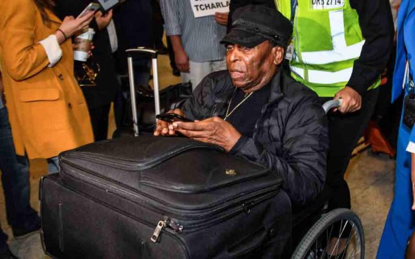 Brazilian football great Edson Arantes do Nascimento, known as Pele, arrives at Guarulhos International Airport, in Guarulhos some 25km from Sao Paulo, Brazil, on April 9, 2019. (Photo by NELSON ALMEIDA / AFP)