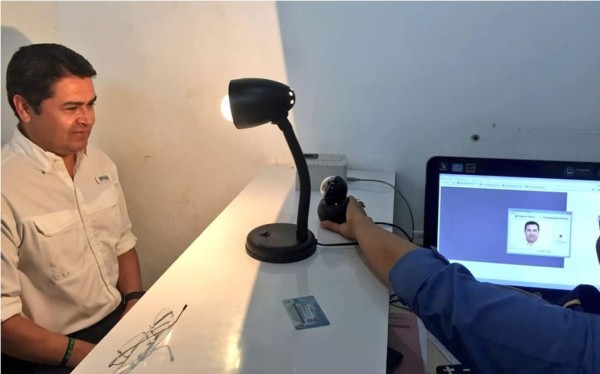 Pareja presidencial de Honduras hace fila para renovar licencia de conducir