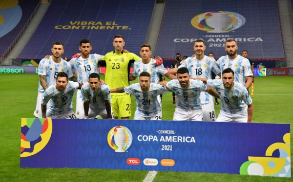 Argentina's players pose before the start of the Conmebol Copa America 2021 football tournament group phase match between Argentina and Paraguay at the Mane Garrincha Stadium in Brasilia on June 21, 2021. (Photo by NELSON ALMEIDA / AFP)