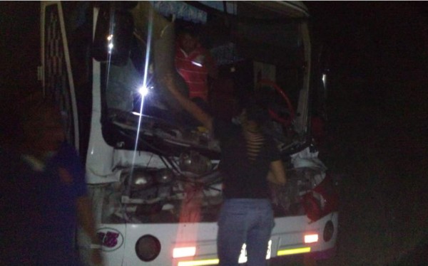 Dos muertos deja choque entre bus y camión en Colón