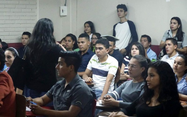 Autoridades de la Unah-vs dotarán de pupitres varios salones de clases