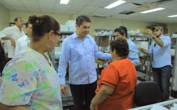 Juan Orlando: 'El flujo en la entrega de medicinas debe mejorar”