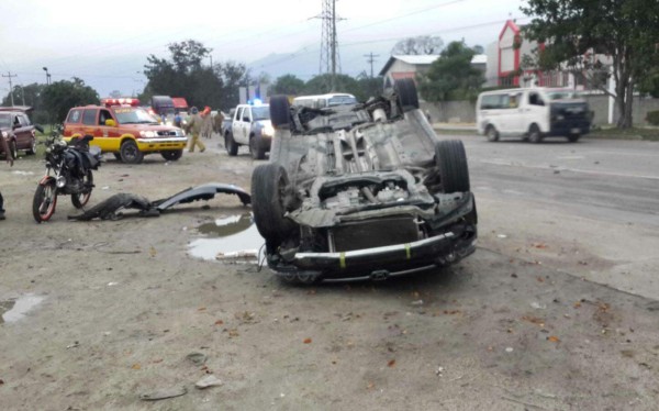 Carro queda con las llantas hacia arriba tras caer en hoyo en Choloma
