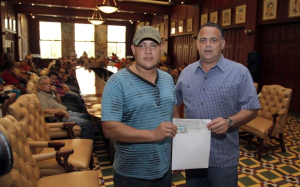 Alcaldía entrega L3.2 millones a locatarios del mercado Central