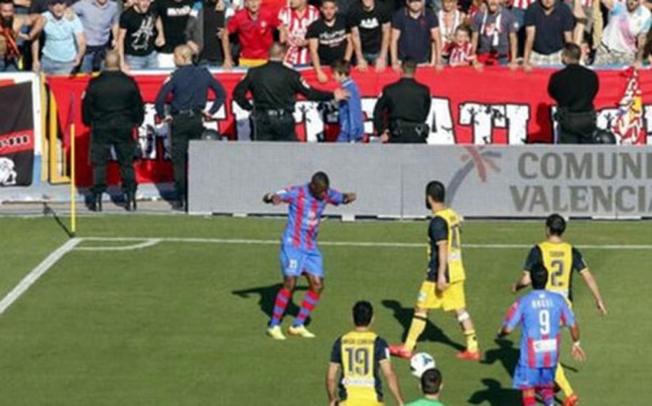 Video: Jugador del Levante se pone a bailar ante gritos de 'mono'