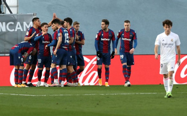 Real Madrid fue sorprendido por el Levante y se aleja más del título de la Liga Española