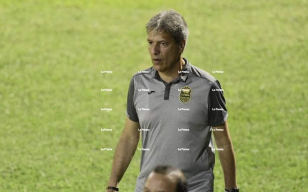 Real España anuncia salida del entrenador colombiano Carlos Restrepo