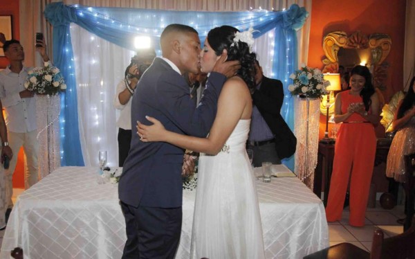 Futbolista Bryan Acosta contrae matrimonio en La Ceiba