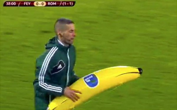 Aficionados del Feyenoord lanzan una banana inflable a Gervinho