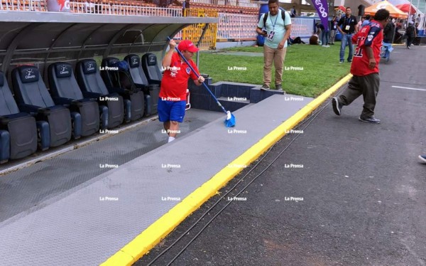 Utilero del Olimpia hace una limpia en banquillo albo por Diego Vázquez