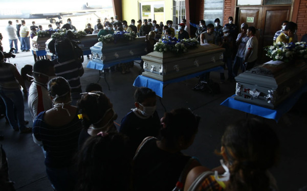 Llegan cinco cuerpos de hondureños muertos en 'La Bestia' en México
