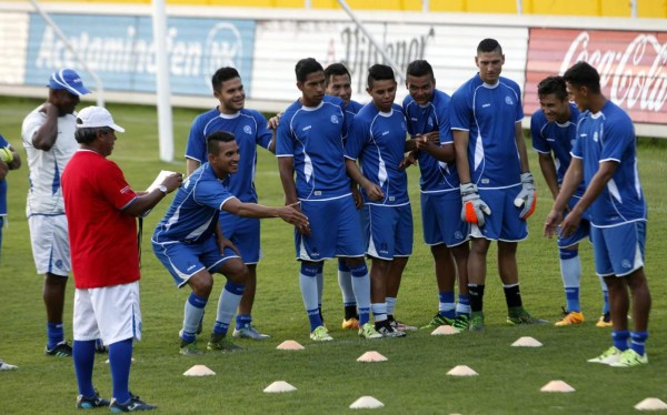 El Salvador hizo su primer entrenamiento incompleto