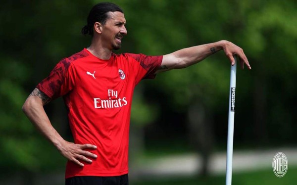 Ibrahimovic sale cojeando del entrenamiento del Milan y se teme larga baja