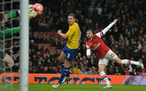 Arsenal golea y pasa a octavos de la FA Cup