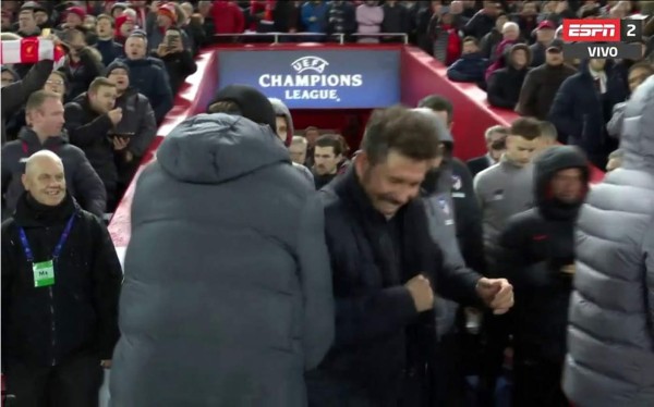 VIDEO: El divertido saludo entre Klopp y Simeone por el coronavirus
