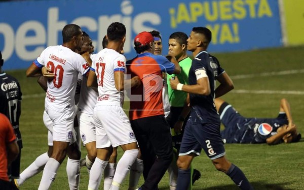 Pedro Troglio perdió la cabeza y armó tremendo relajo en la final Motagua-Olimpia.