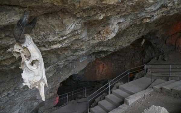 En las Cuevas de Taulabé hay gradas con pasamanos y un sistema de iluminación espectacular que resulta ideal para tomarse la foto del recuerdo.