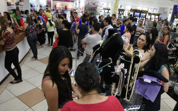 Compradores de última hora abarrotan los comercios