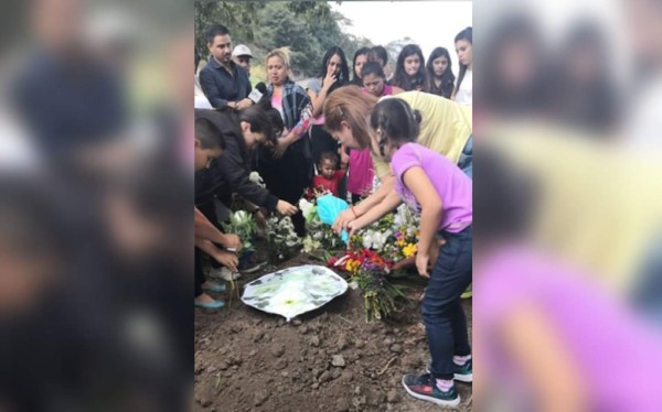Familares sepultan al niño William Durón asesinado durante asalto a un bus