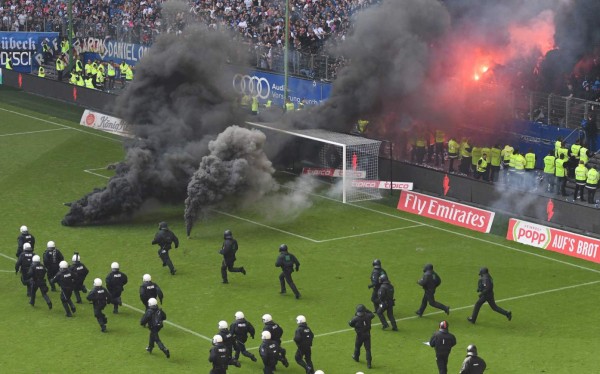 Afición del Hamburgo desata el caos tras descenso de su equipo