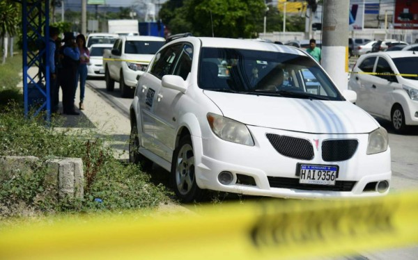 El conductor quedó sin vida dentro del vehículo después de ser atacado a balazos.