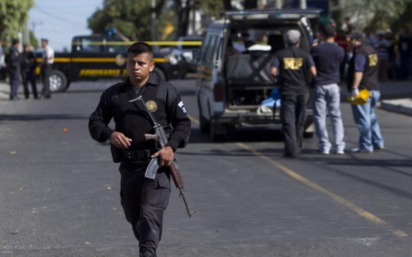 Secuestran a fiscales para exigir liberación de homicida