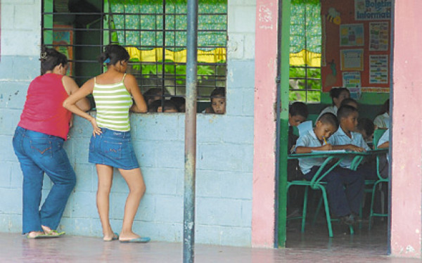Maestros llegan a centros, pero no para dar clases