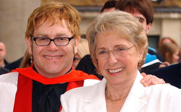 Elton John no quiere a su madre cerca de él