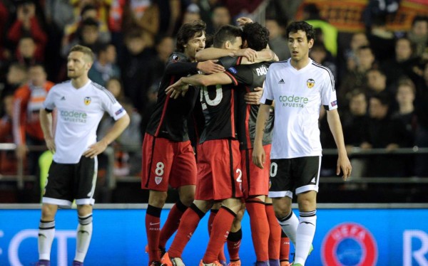 Con golazo polémico, Bilbao eliminó al Valencia de Europa League