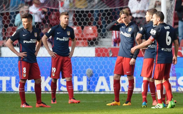 El Atlético pierde en Gijón y sirve la Liga en bandeja al Barça