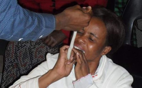 Detienen a pastor que obligaba a tragar serpientes vivas