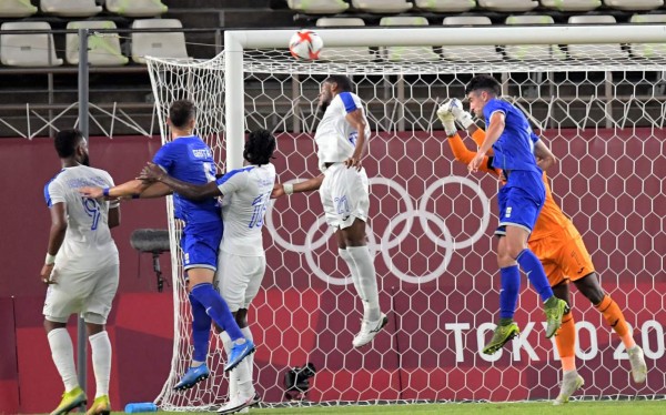 El defensa de Honduras, Elvin Casildo, anotó un autogol contra Rumania en los Juegos Olímpicos de Tokio. Foto AFP