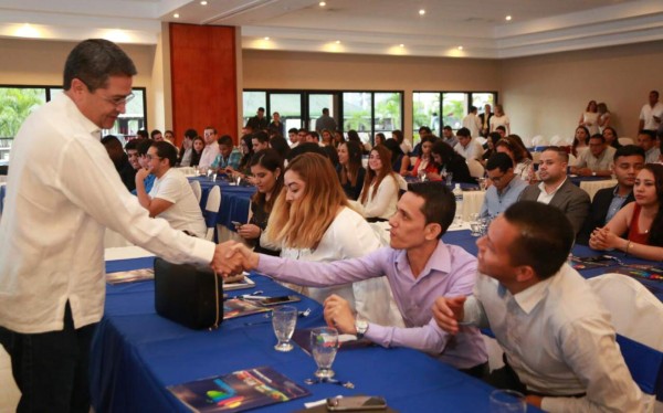 Garantizan continuidad de becas a la juventud