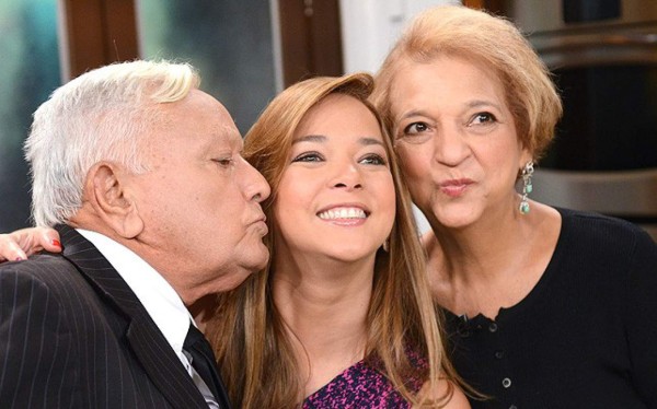 Adamari López junto a sus padres Luis López Rosario y Vidalina Torres.