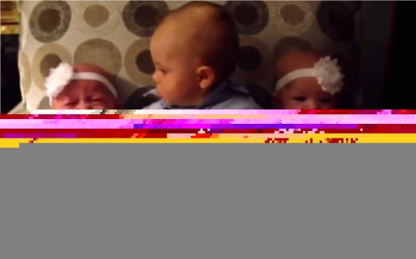 El bebé está confundido cuando conoce a las mellizas. Foto YouTube.