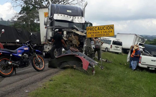 Accidente entre camión y furgón deja un muerto