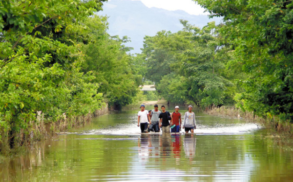 Honduras: Damnificados de fincas reclaman agua y comida