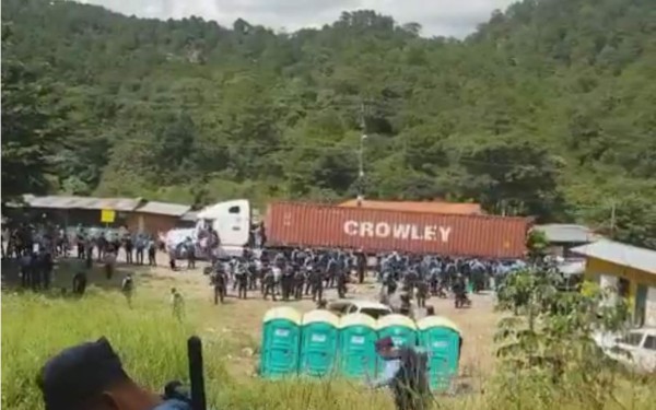 VIDEO: Estampida de migrantes rompe cerco policial y cruza Agua Caliente